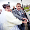 Молодожены вешают замок