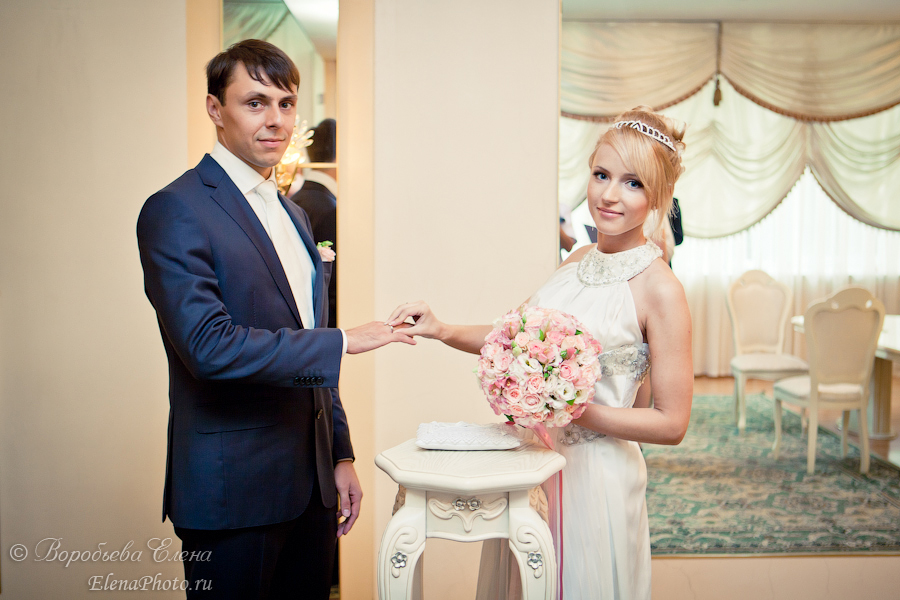 Невеста надевает кольцо