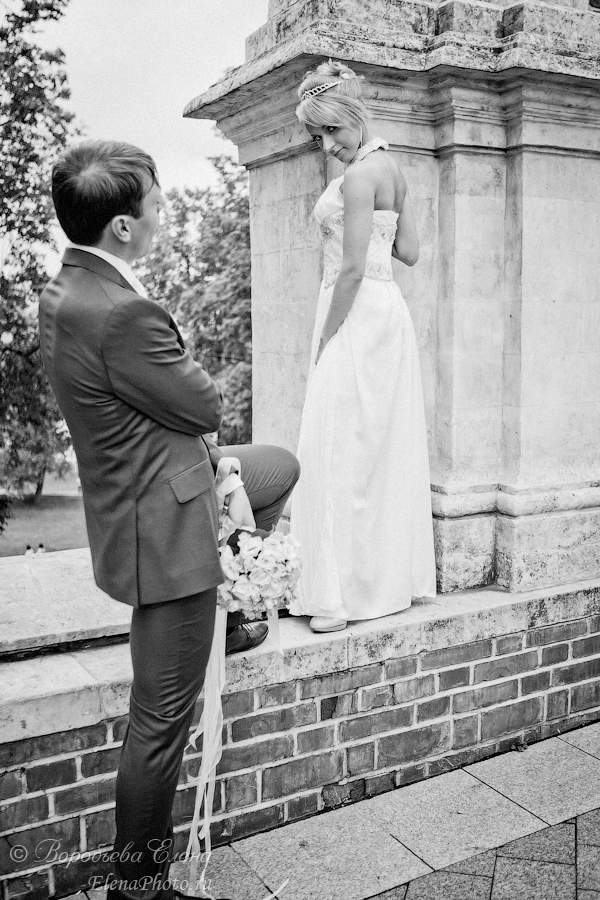 Жених смотрит на невесту